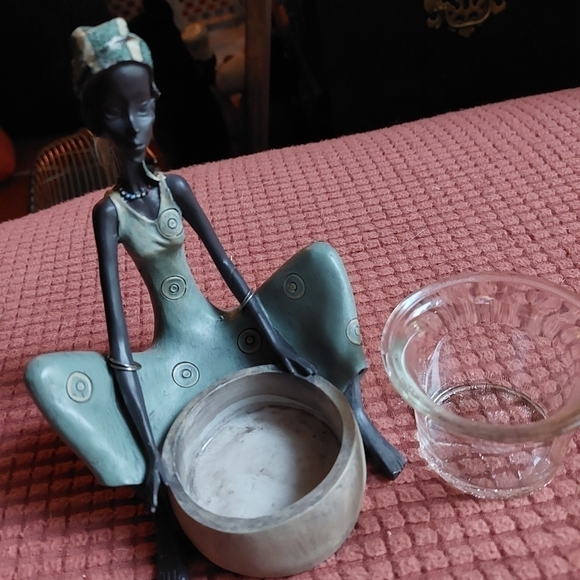 Sitting African Woman Tealight Holder - Picture 4 of 5